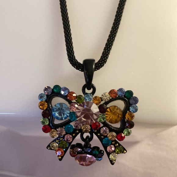 NWOT - VIDA Vintage Black Bow Crystal Pendant, Mesh Chain & Matching Earrings - Picture 9 of 14